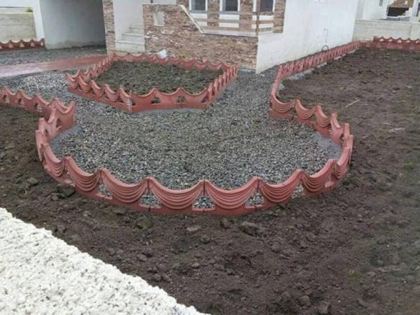 فروشندگان موزاییک دور باغچه جدید